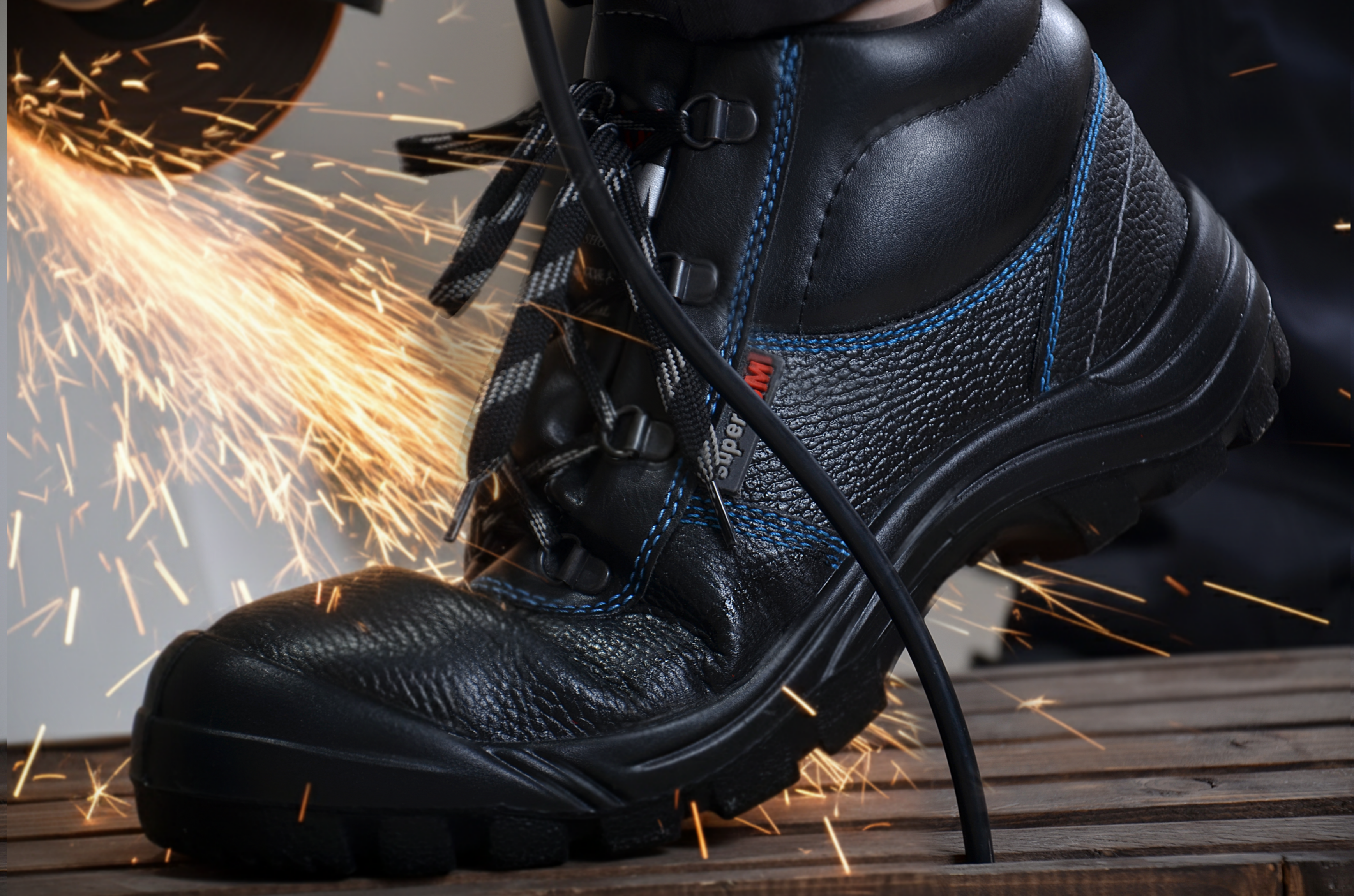 کفش ایمنی جوشکاری: راهنمای کامل برای انتخاب و استفاده